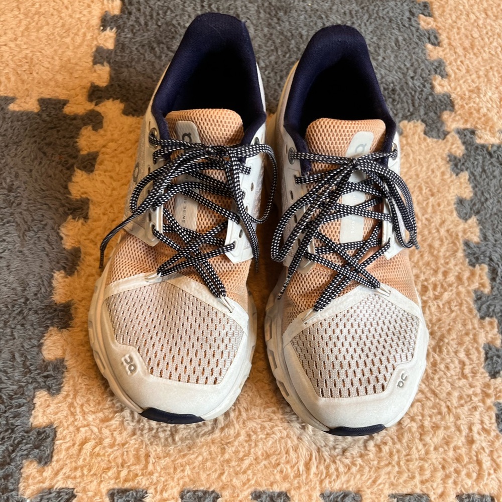 On cloud cloudstranauts women’s size 6